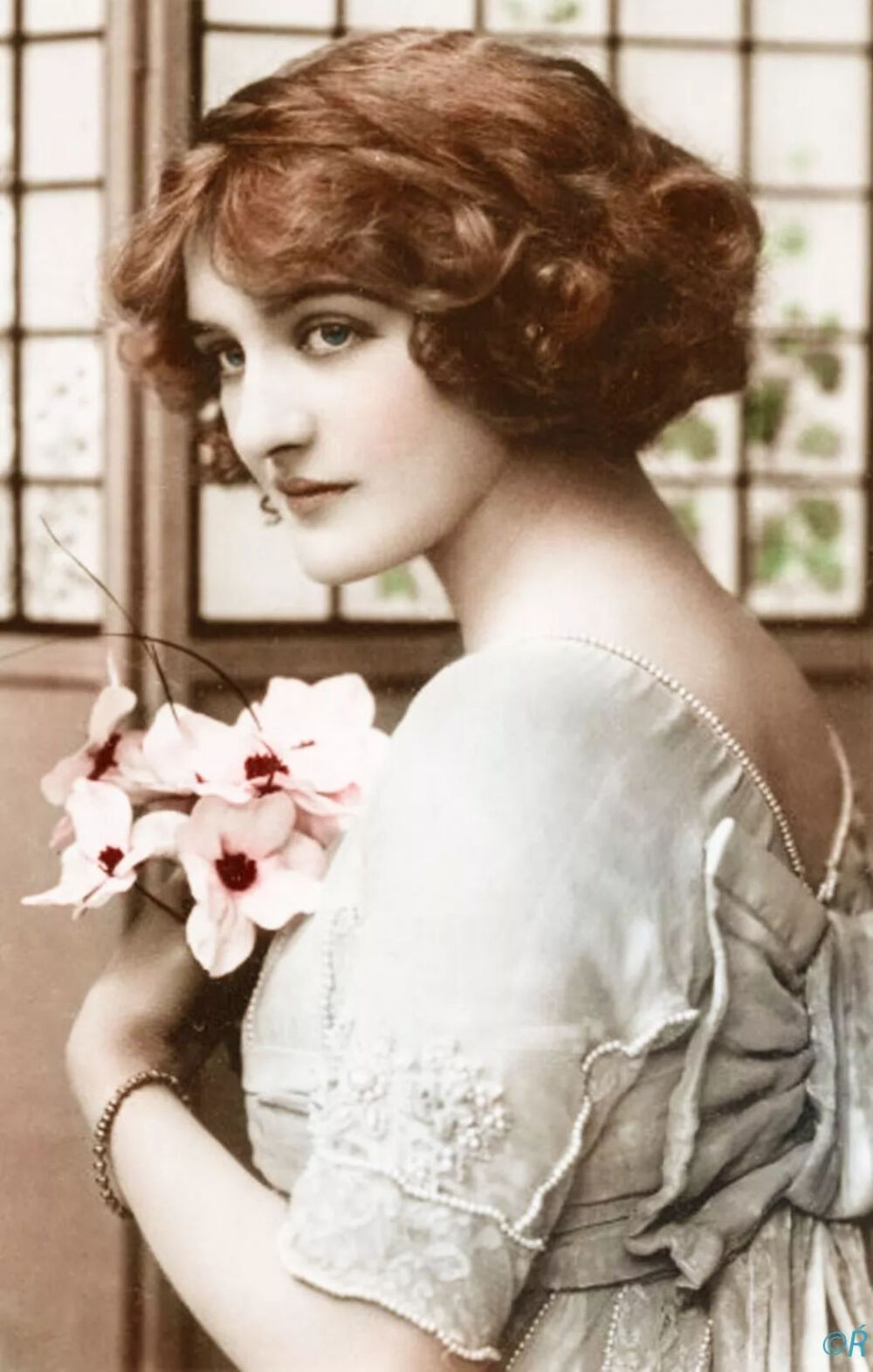 她原名艾尔西·科顿(elsie cotton),14岁的时候选择了一个更为俏皮的