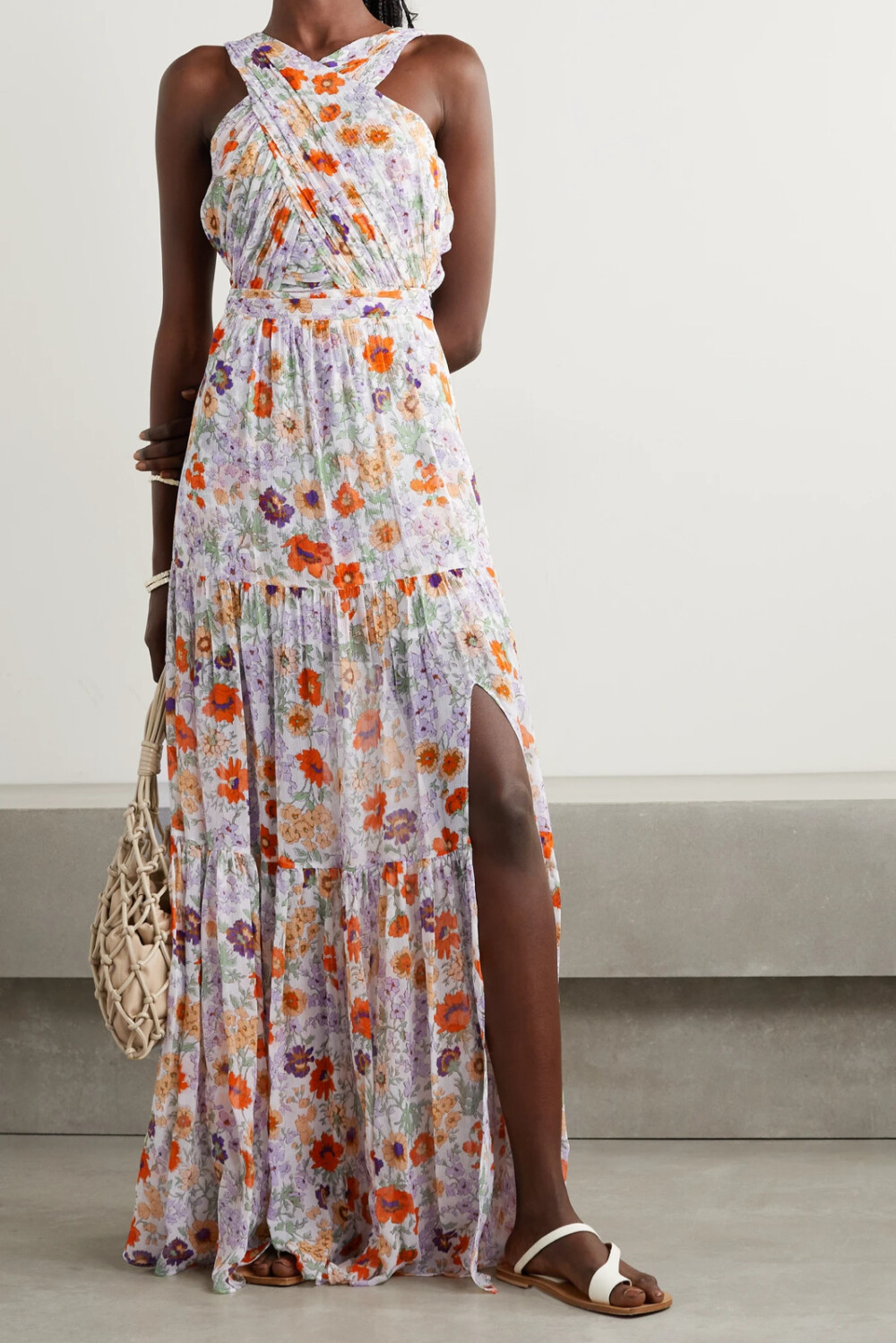 开衩的分层式裙摆带出添浪漫飘逸美感.建1000_1499竖版 竖屏