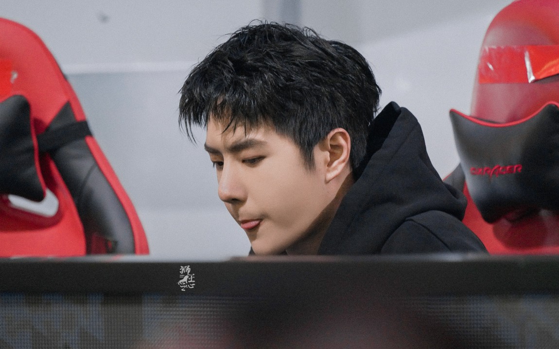 210731 和平精英超级杯暨空投嘉年华 @uniq-王一博 c位 cr:logo