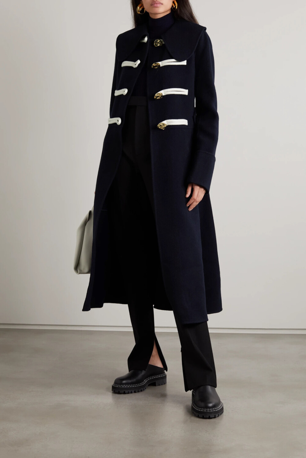 jw anderson 这款 "montgomery" 大衣以传统粗呢外套