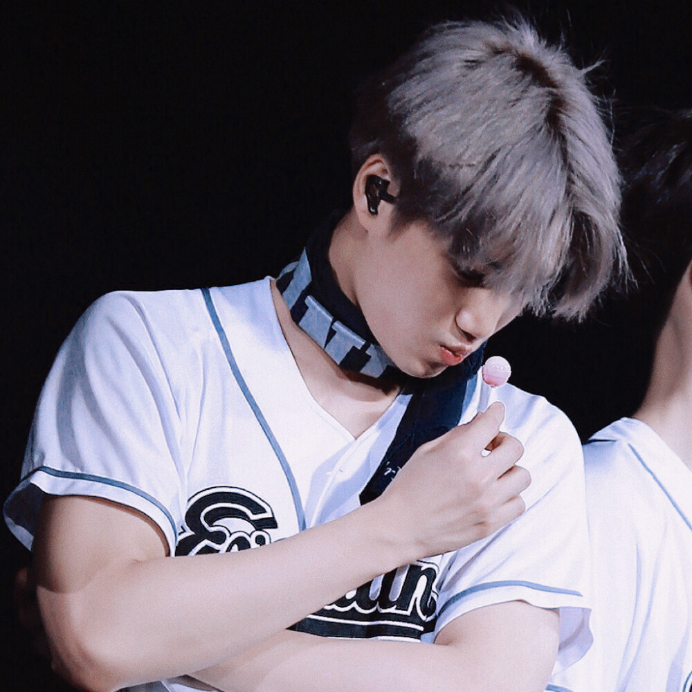 可爱小开在线吃糖candy