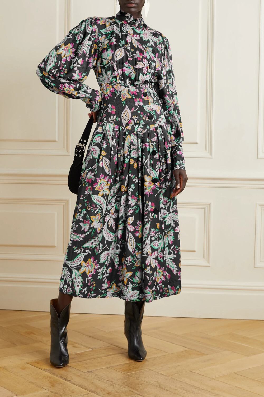 这款 "bazin" 连衣裙裁自花卉印花提花面料,配有花