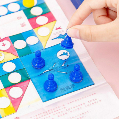 扇着电风扇下我在网上淘宝网王耍耍的玩具店里买的买的飞行棋,真是