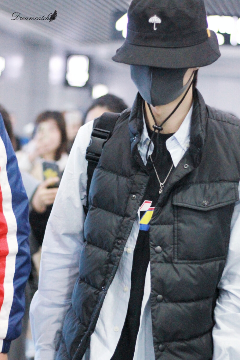 191122 长沙到达 @uniq-王一博 cr:logo