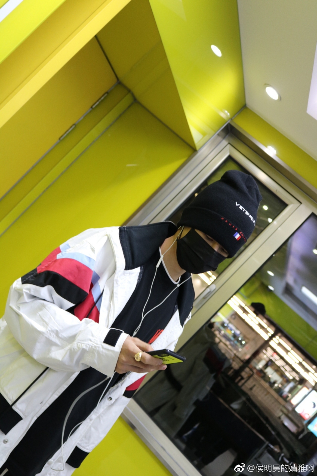 171123 长沙-北京 @uniq-王一博 cr:logo