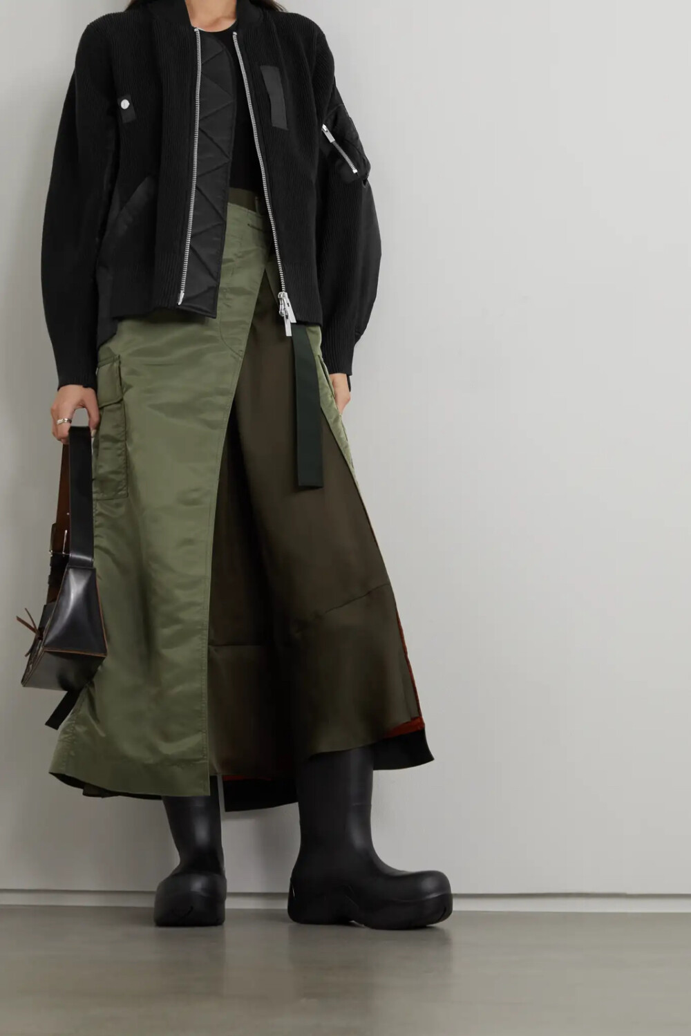 它采用创意总监阿部千登势 (chitose abe) 标志性的