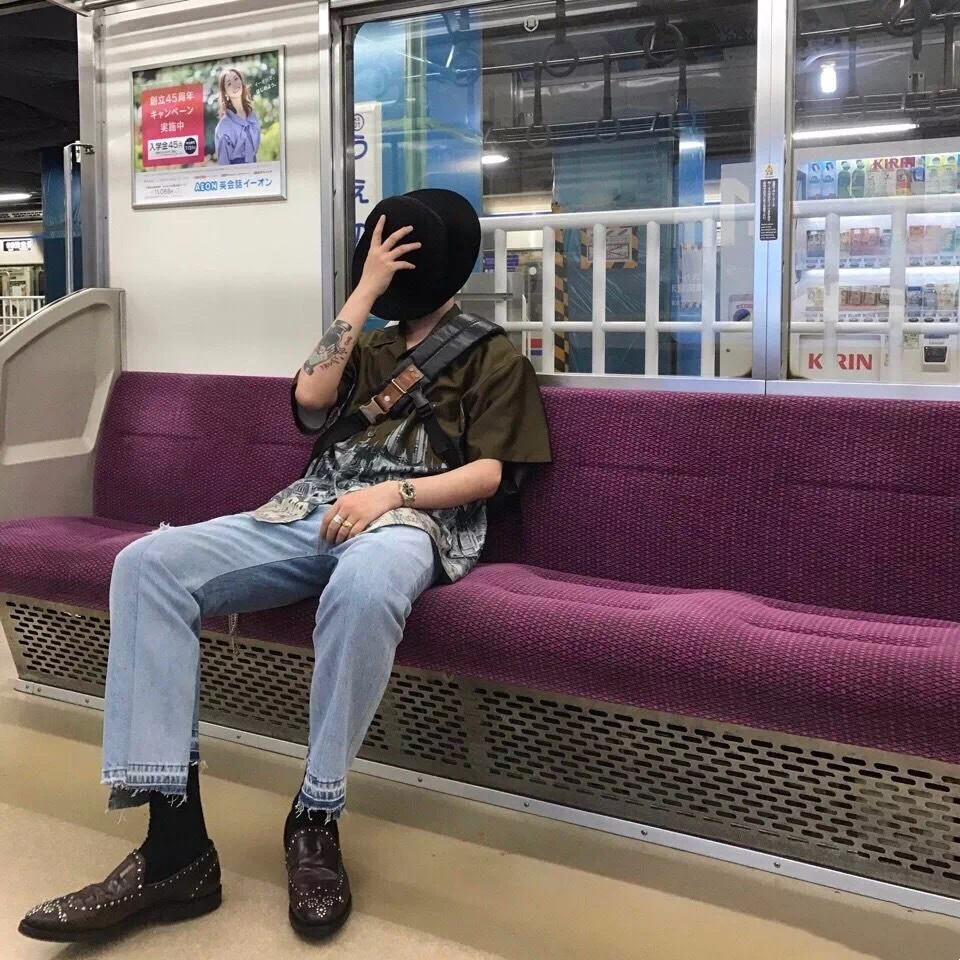 真人男生头像高清男头拿图点赞