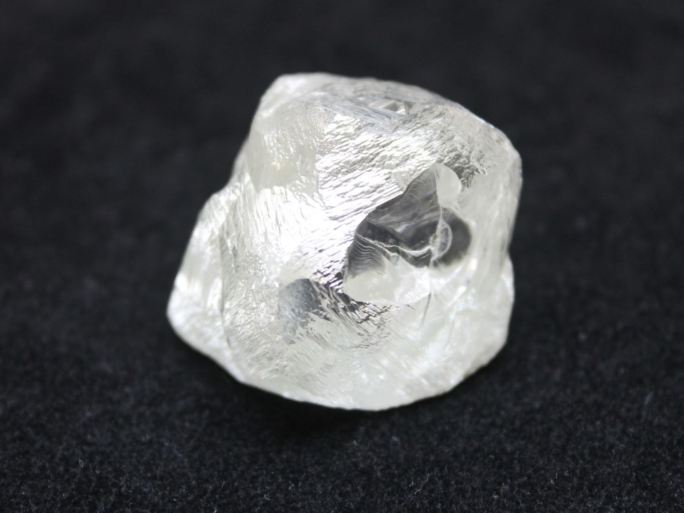 77ct 的钻石原石,这颗钻石大约形成于20亿年前,拥有良好的净度和颜色