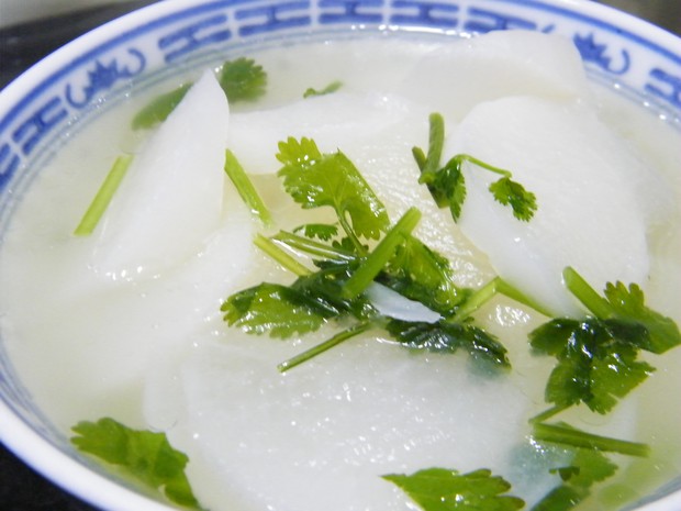 冬吃萝卜夏吃姜,白萝卜有理气助消化的功用,又颜如白玉,赏心悦目,多吃