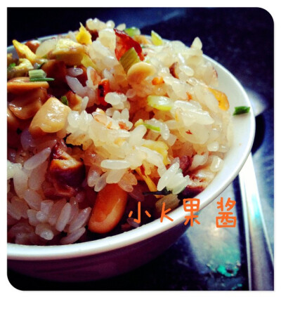 生炒糯米饭 生炒糯米饭,比炒米饭更多了些软糯的口感,比用蒸熟的