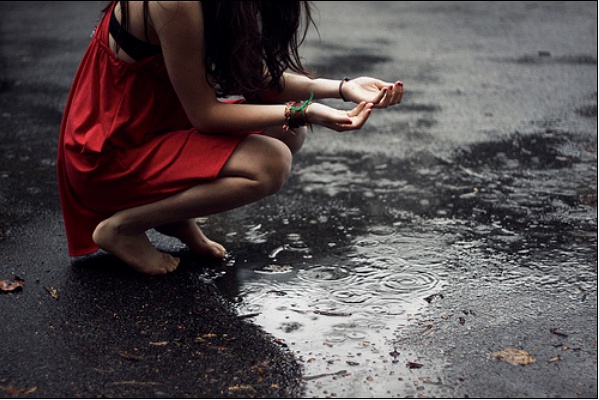女生赤脚雨中图片