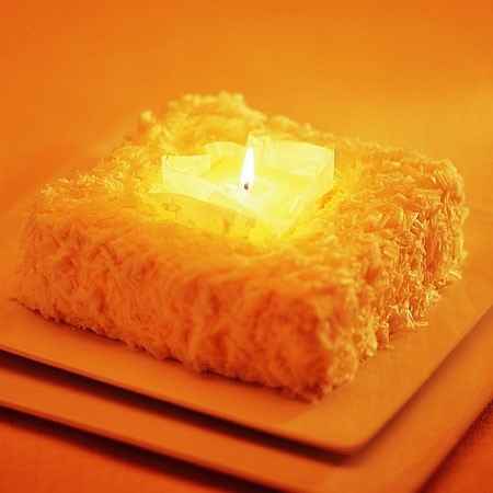 蛋糕体的颗粒感平衡奶油的软滑,蜡烛点燃,浪漫温馨,点一盏心灯,烛光下