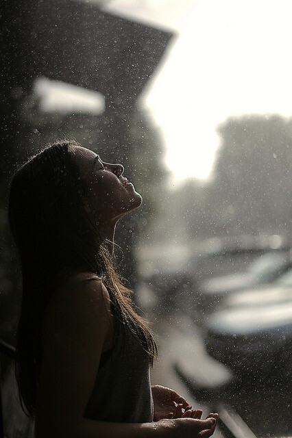 女孩淋雨的图片唯美图片