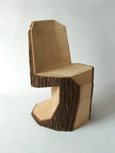 一个大木桩雕成的椅子