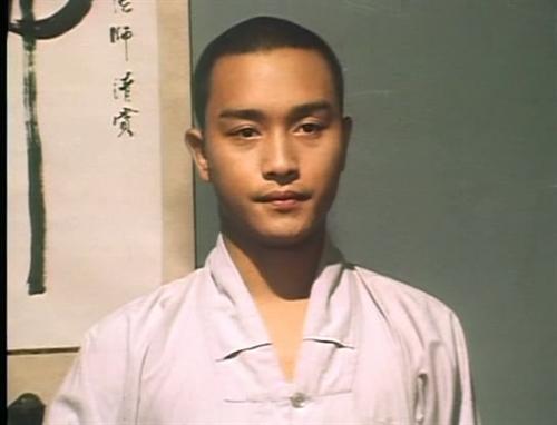 张国荣在剧中饰演的小沙弥,与到访的学生相识,由此带出