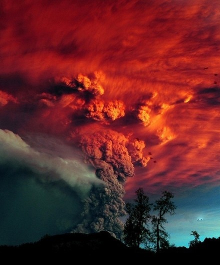 火山爆发的壮丽情景