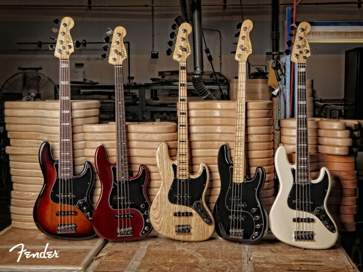 从左至右,fender美豪五弦jazz bass,美标pj bass,美豪四弦jazz bass