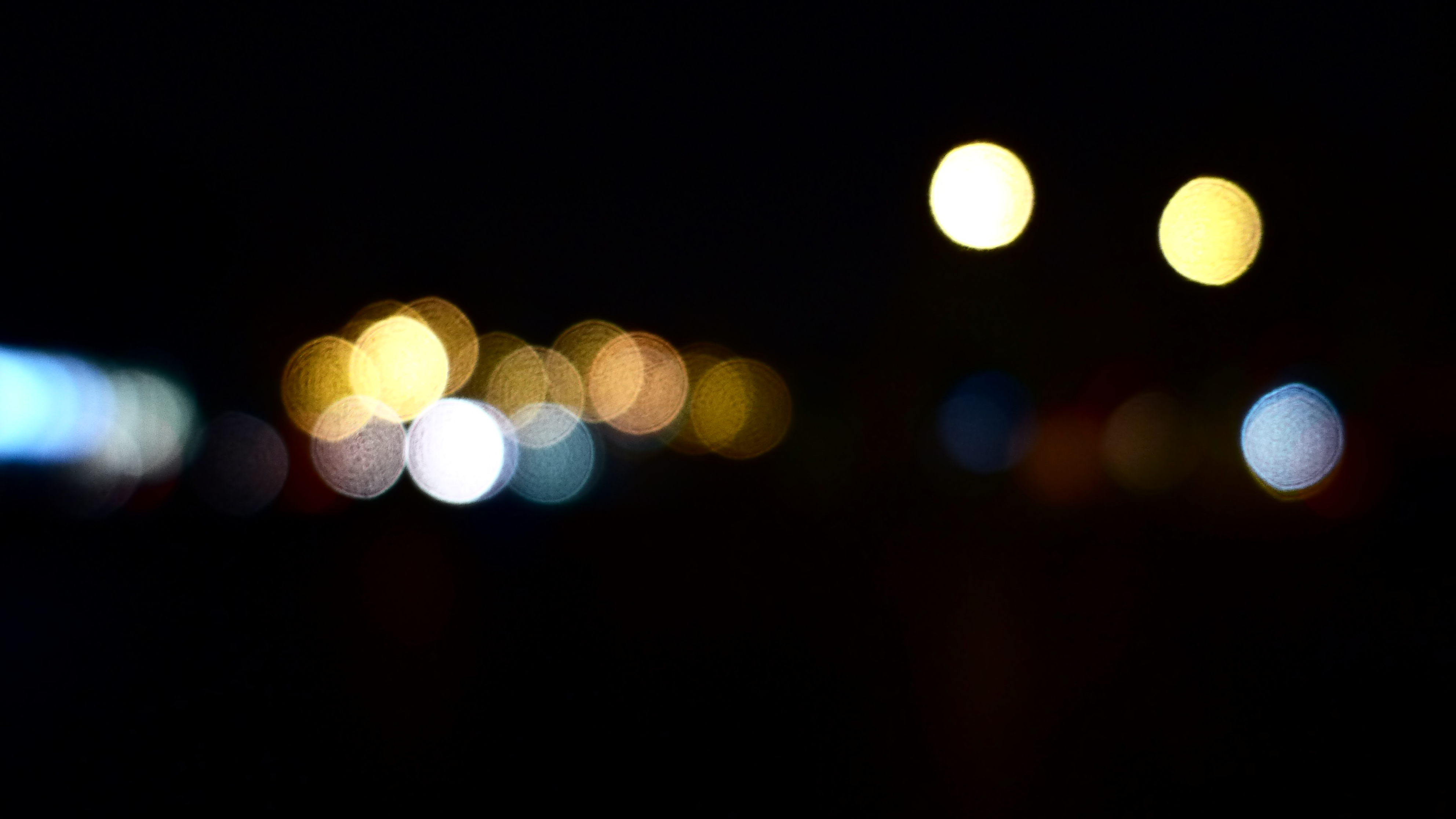 夜幕降临,色彩朦胧.