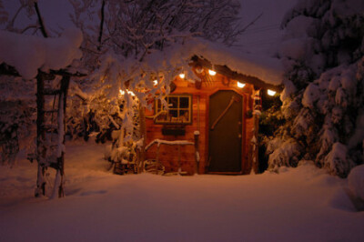 冬季温暖的小屋