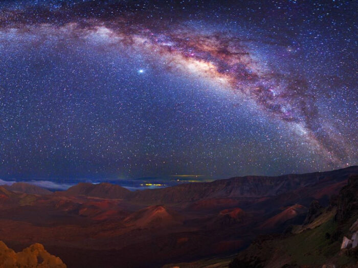玫瑰色的银河像一条抛物线划过夜空,繁星万点,宇宙尘埃也闪闪发光.