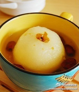 【冰糖桂花炖雪梨】准备材料 梨子 1个 冰糖 1大勺 桂花酱 1小勺 红枣