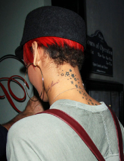 蕾哈娜肩膀纹身图片