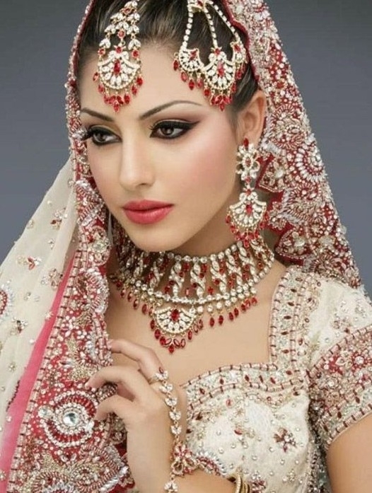 美丽的印度新娘妆容配饰都很美