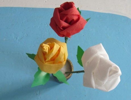 用餐巾纸来制作的纸艺花,将餐巾纸好好的卷一卷就有这样的效果哦,不妨