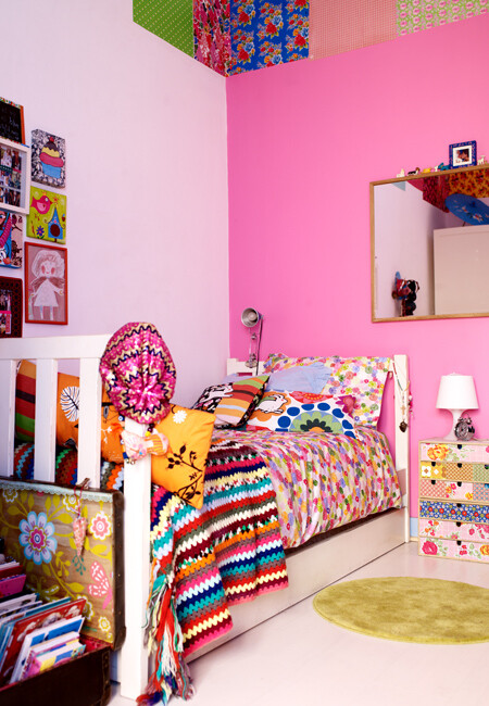 一张床放各种颜色搭配的寝具,加上单面红色墙就这麼有童话风格