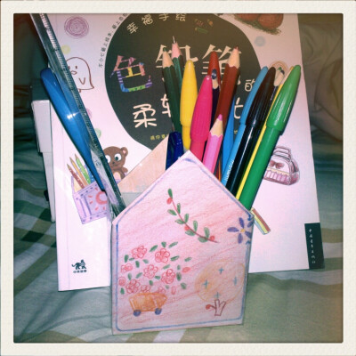 牙膏盒做的笔筒,手绘装饰