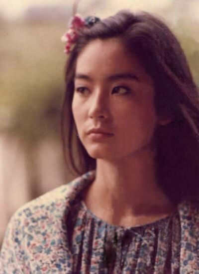林青霞曾被誉为东南亚第一美女,拍过一百多部电影,角色从青春玉女演到