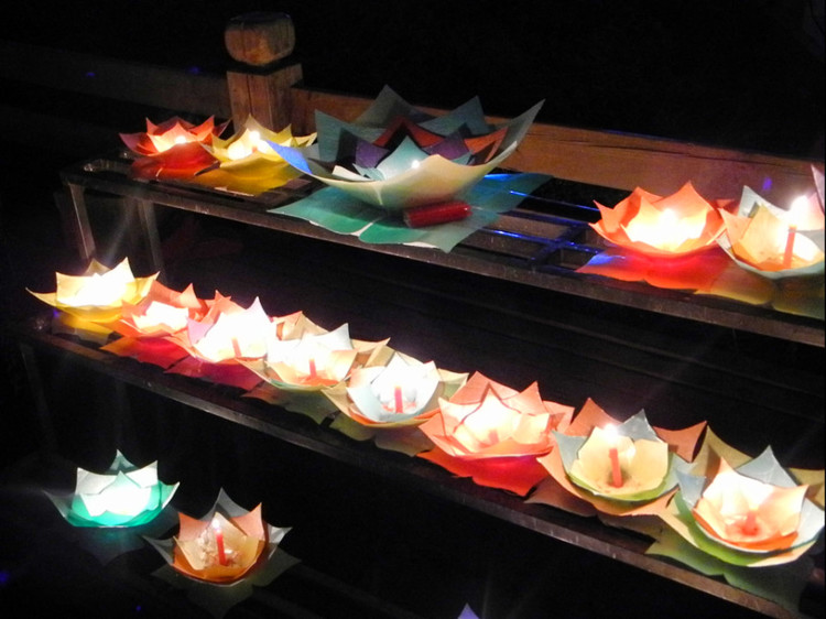 放一朵莲花灯在丽江古城的流水中,祈祷内心的平静
