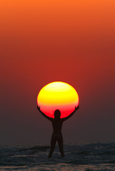 男人拥抱太阳的图片图片