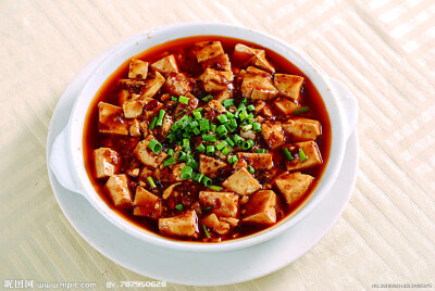 酱出香味,加入辣椒面,豆豉,糖,炒出红油后,加肉汤(或水),倒入豆腐烧3