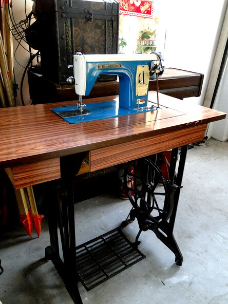 天津产孔雀牌老式脚踏缝纫机出口型