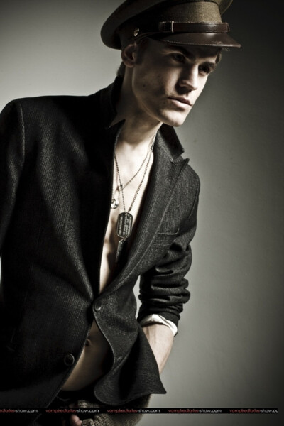 保罗·韦斯利(paul wesley)饰 斯特凡·萨尔瓦托(stefan salvatore)