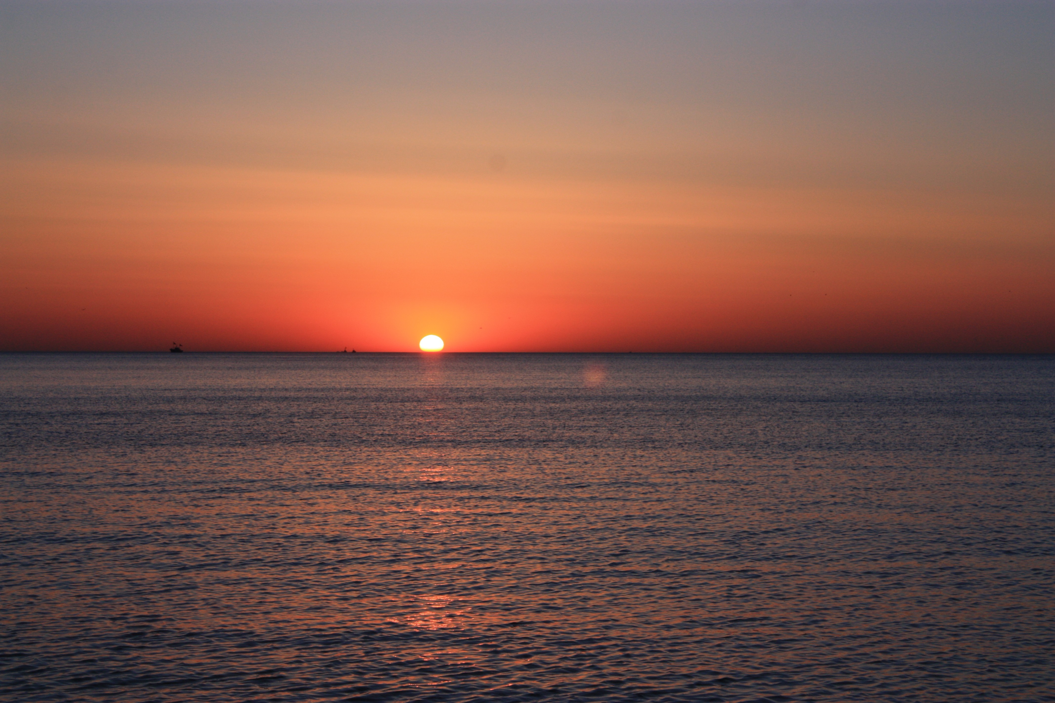 太阳终于从海平面上冉冉的升起来了