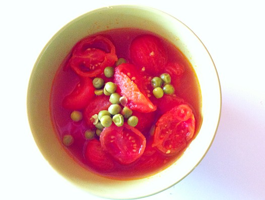 番茄豆汤的做法准备食材, 将小番茄对半切开, 一小碗青豆 烧开水, 将