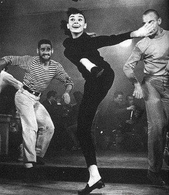 1funnyface1957年奥黛丽赫本穿着滑稽可爱的黑色平底鞋跳舞