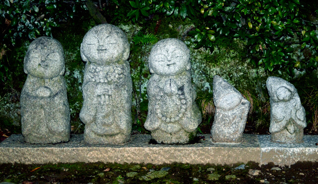 日本路边的小神像图片