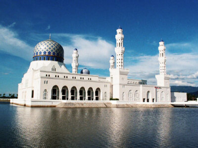 马来西亚 亚庇市立回教清真寺(city mosque)座落在里卡士湾畔(likas