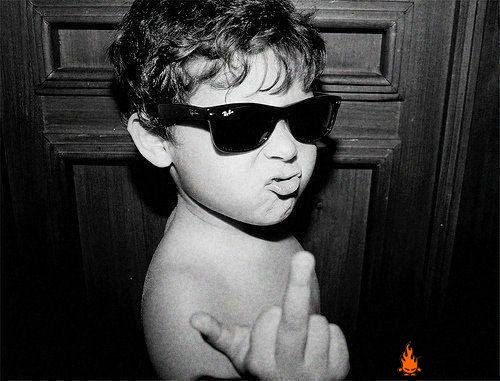 竖中指只是我们用来发泄自己内心不满的方式,请尊重竖中指的我们.