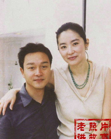 我吃完晚饭约施南生看电影,她说他刚好约了张国荣看电影,她要先问问"