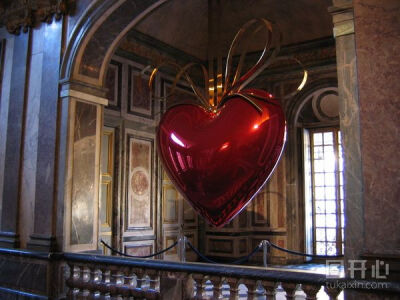 杰夫·昆斯雕塑作品欣赏——悬挂的心