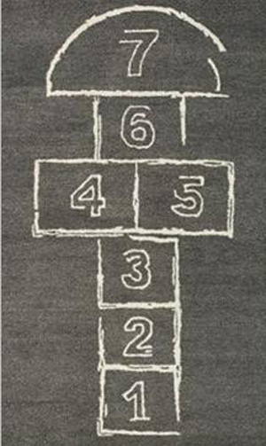 跳房子,小时候最常玩的游戏,有支粉笔,或者直接拿石子儿在地上一画就