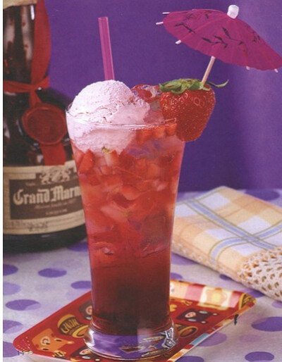 strawberrydrink【材料】草莓甜酒30ml红石榴糖浆15ml草莓冰淇淋1个鲜