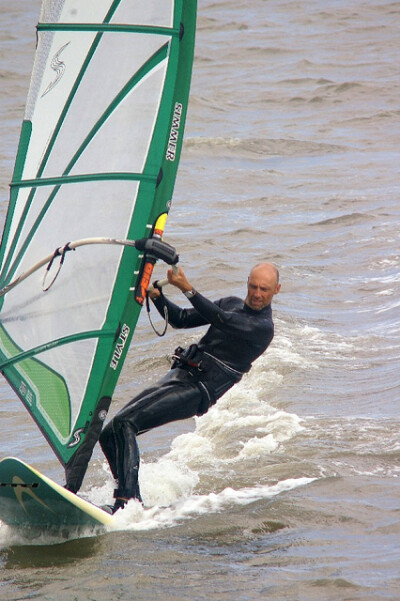 windsurfing 风帆冲浪运动; sailboard 风帆船