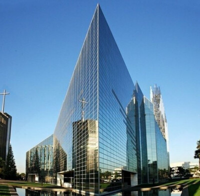 水晶大教堂(the crystal cathedral)位于美国加利福尼亚州加登格罗夫.