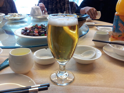 巨型无敌酒杯 一瓶倒满的样子