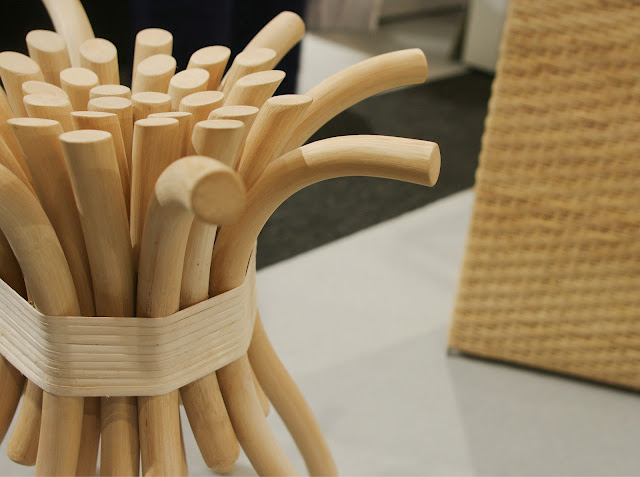 八足凳,用小的剩余木料做出章鱼的形状,简单的安装组合方式,而且牢固